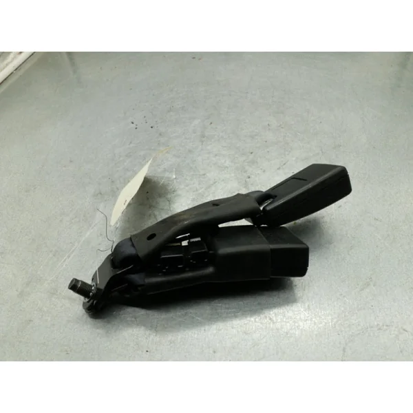 Attache ceinture arriere centrale TOYOTA AVENSIS 3