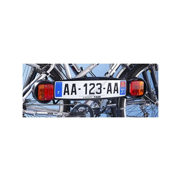 Plaque de signalisation avec attelage