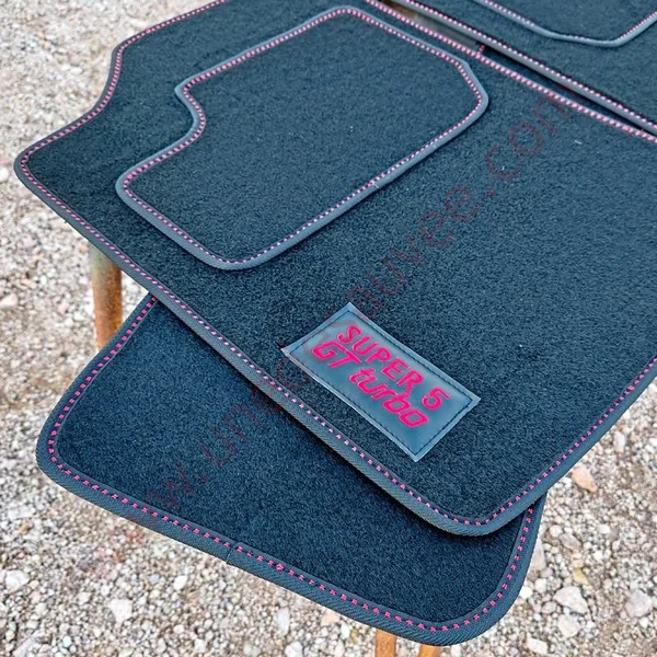 TAPIS SOL REVÊTEMENT MOQUETTE VELOURS NOIR ET BRODE ROUGE RENAULT SUPER 5 GT TURBO